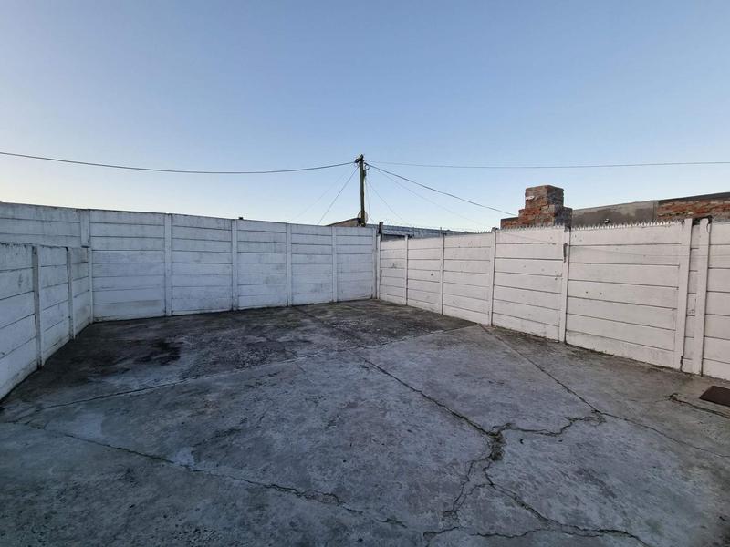 To Let 2 Bedroom Property for Rent in Athlone Western Cape